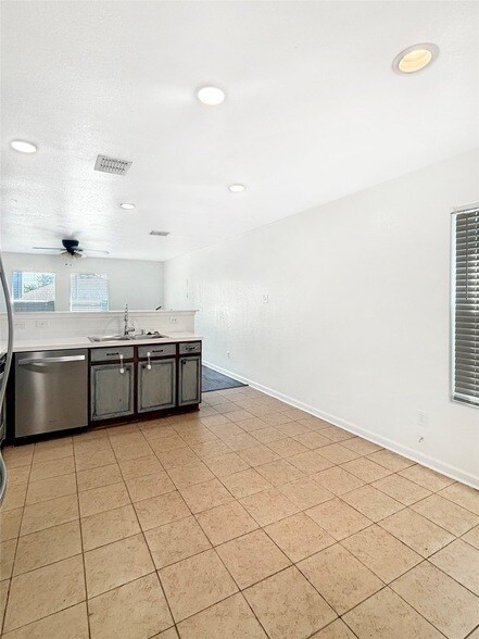 Building Photo - 1217 Caroline Dr