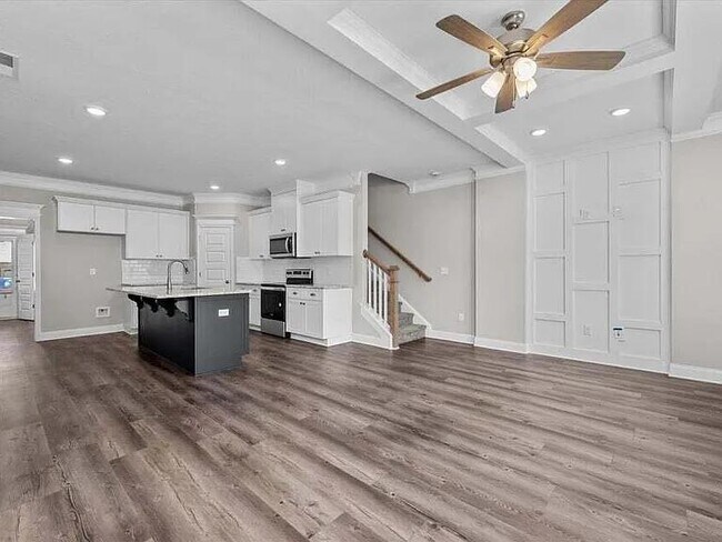 Building Photo - 1042 Linsmore Ave