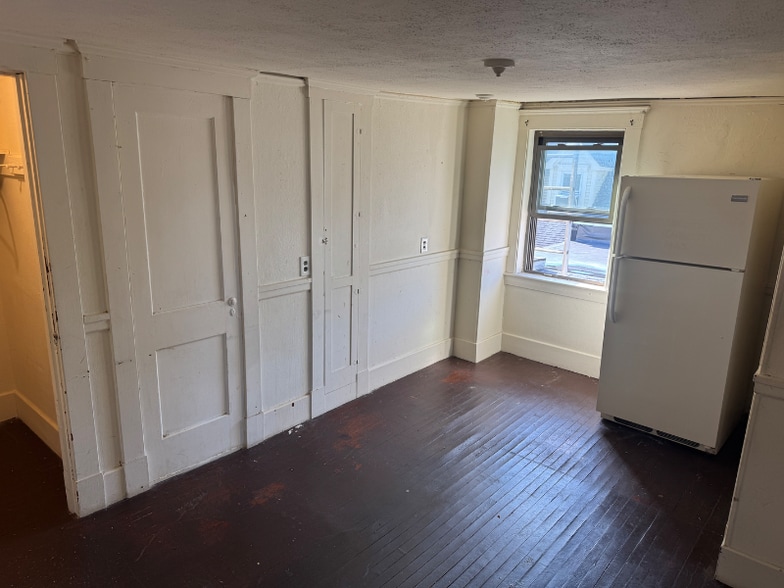 Building Photo - 215 Main St