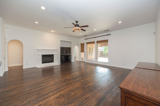 Building Photo - Spacious and beautifully designed with 5 bedrooms, 4 bath in a desirable location.