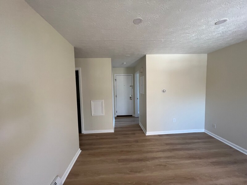 Building Photo - 891 Mammoth Rd