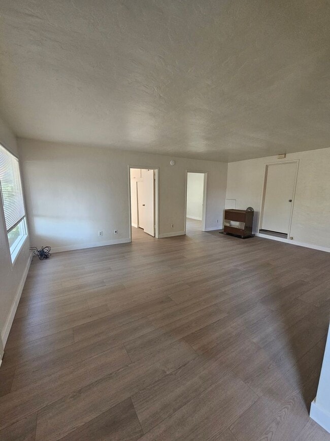 Building Photo - 831 Niantic St