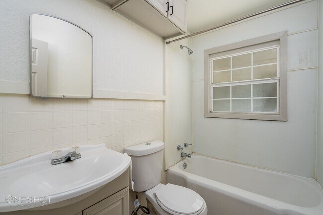 Building Photo - 2349 Highland Ave