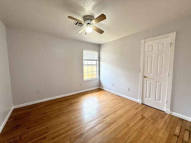 Building Photo - 427 N Rockford Pl