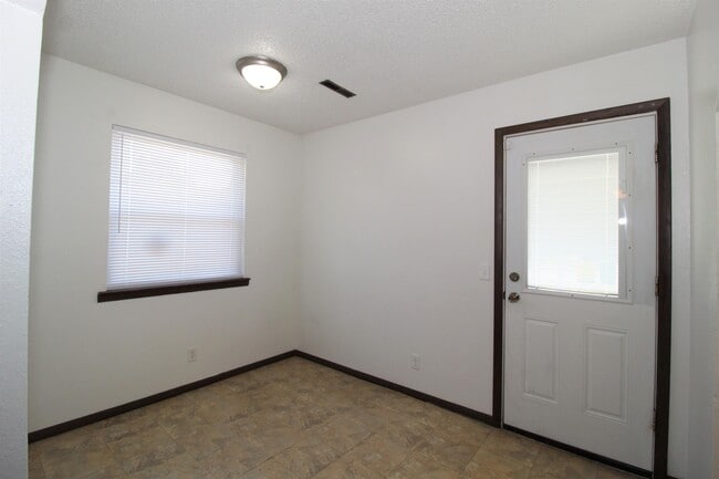 Building Photo - 1908 Sycamore Pl