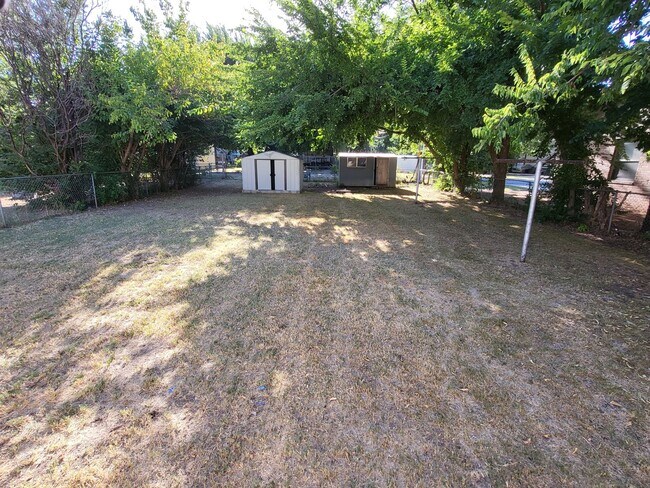 Building Photo - Beautiful 3 bedroom house with granite countertops and central heat and air