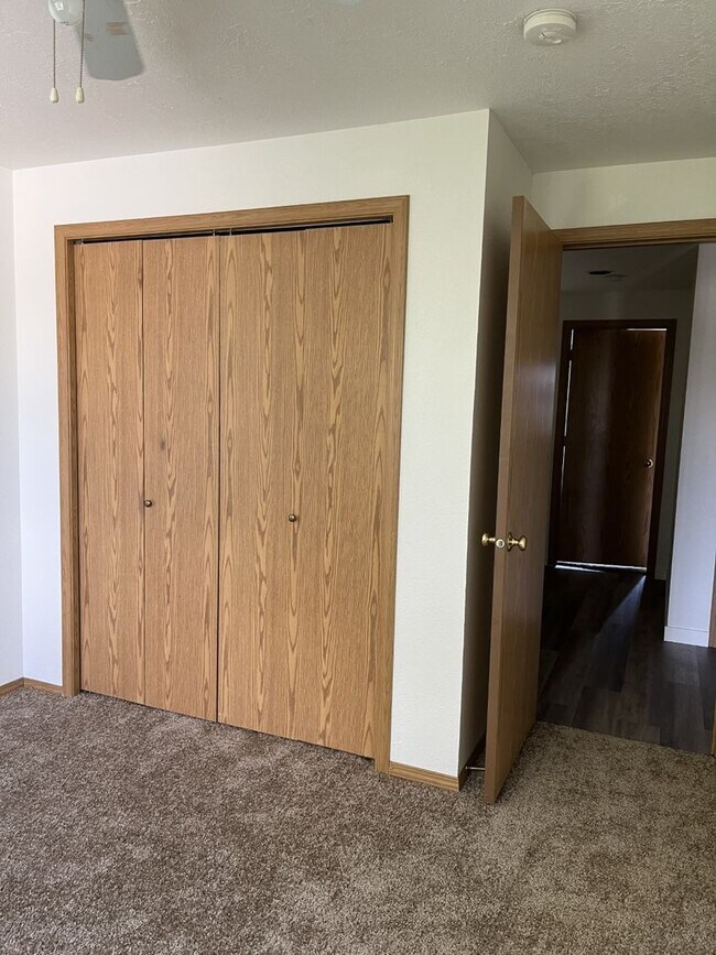 Building Photo - Large 3 bedroom, 2.5 bath, 1 car garage, fenced back yard townhome recently remodeled