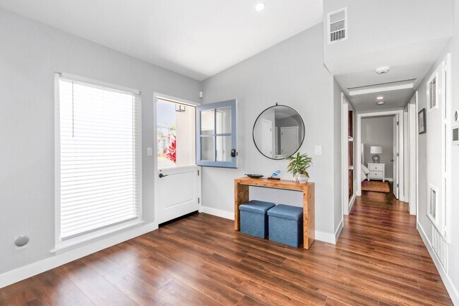 Building Photo - Long Term Unfurnished Rental available a f...