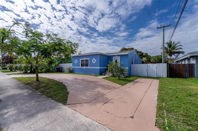 Building Photo - 320 S 28th Ave