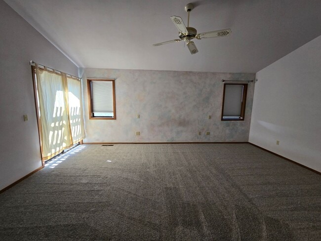 Building Photo - Welcome to this charming 1-bedroom, 1.5 bathroom home with an Office