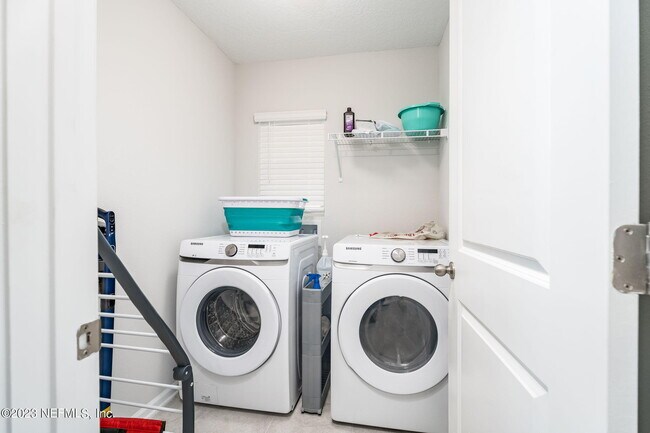 Building Photo - 581 Meadow Ridge Dr