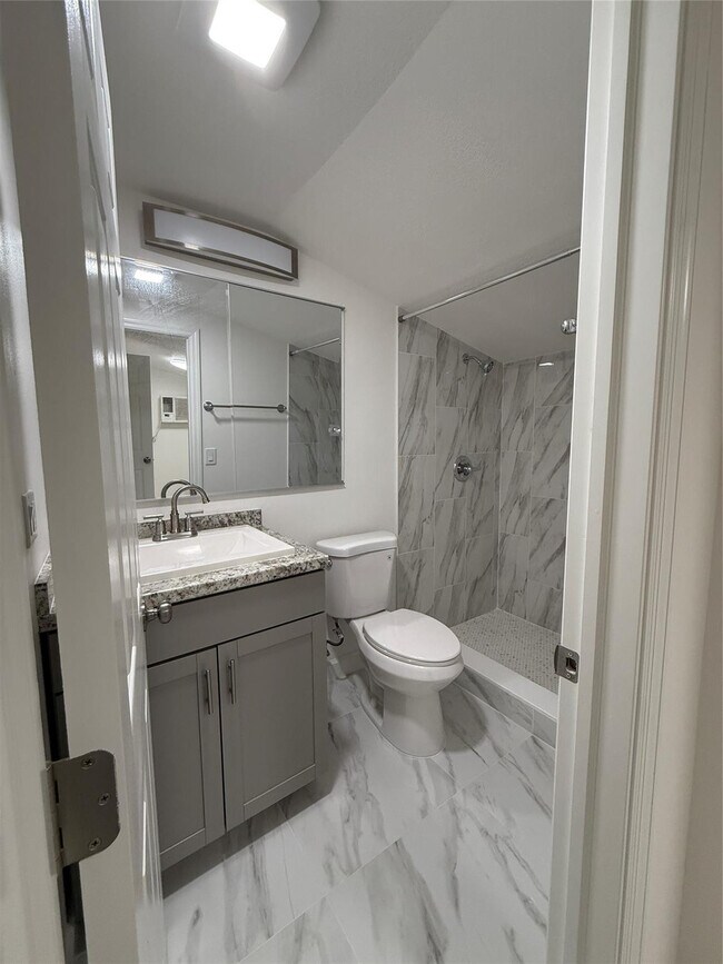 Building Photo - 626 37th St