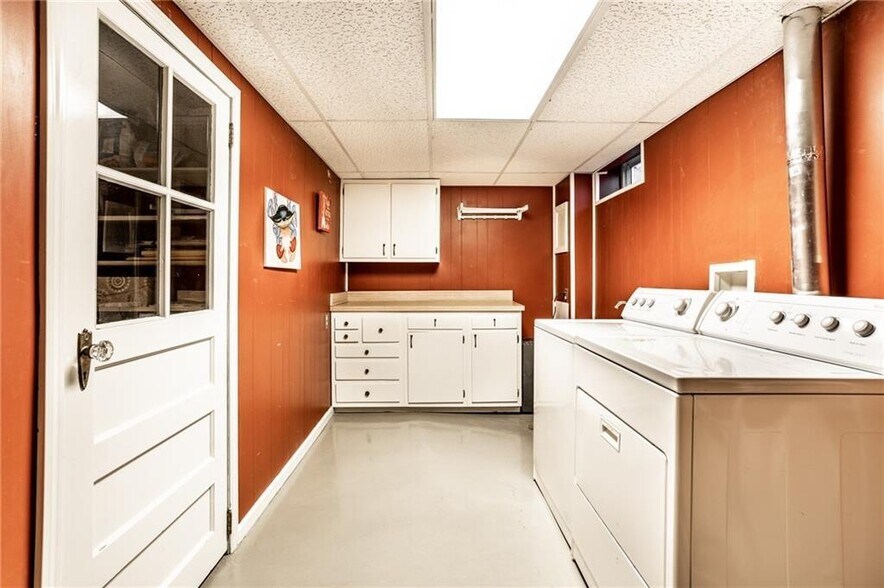 Building Photo - 5953 Rosslyn Ave