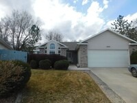 Building Photo - 3 bedroom home with fenced yard and garage...