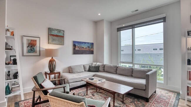 Building Photo - 3 Bedroom Townhome in 5 Points with Private Garage and Rooftop Deck