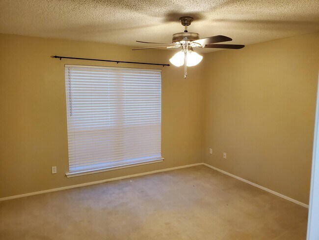Building Photo - 2902 Southern Cross Dr