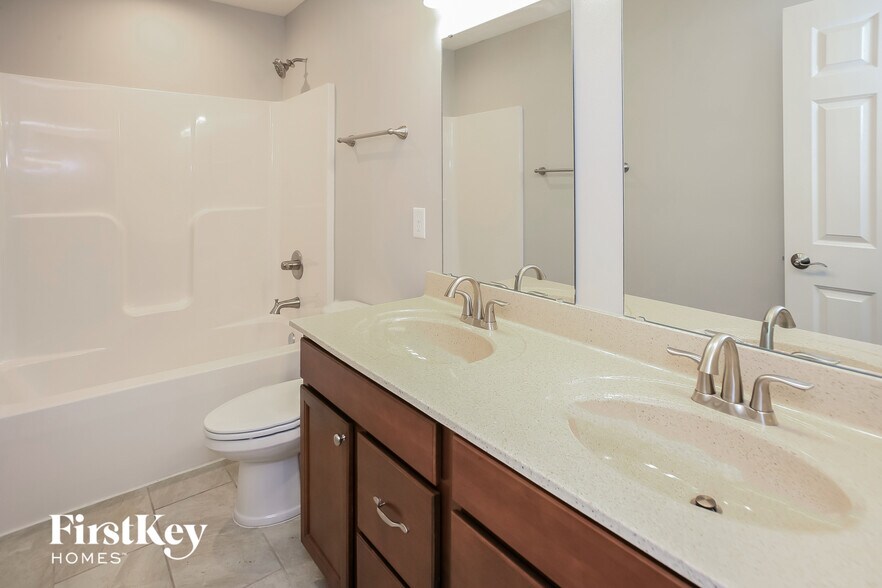 Building Photo - 900 Foxglove St