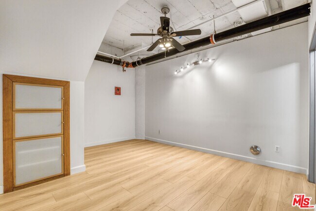 Building Photo - 330 W 11th St