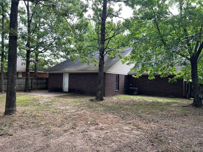 Building Photo - 2135 Raintree Dr