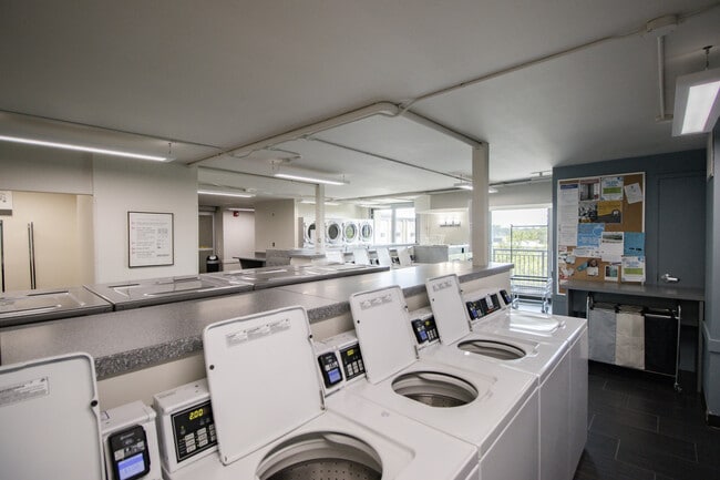 Building Photo - 6007 N Sheridan Rd