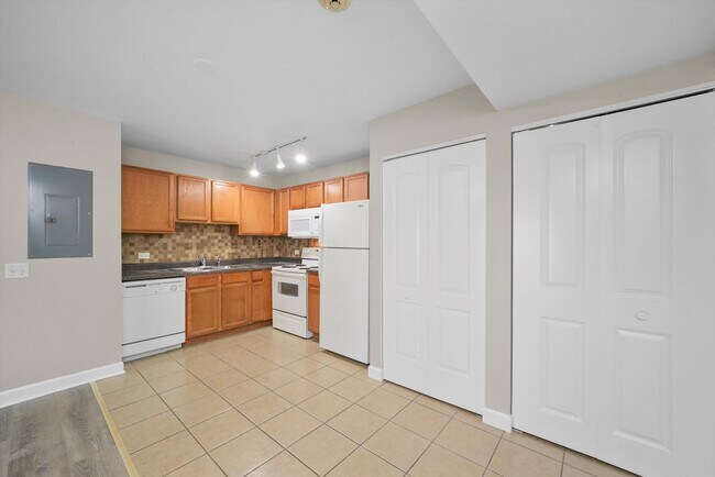 Building Photo - 3423 Ridgeland Ave