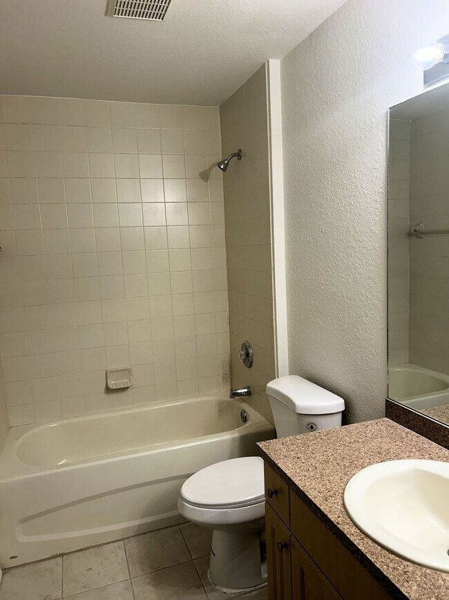 Building Photo - Freshly painted interior and BRAND NEW LVP...