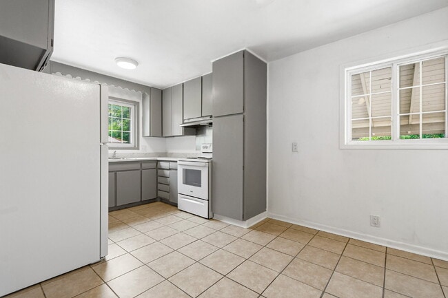 Building Photo - Charming 3-Bedroom with 2 Baths and Extra Room in Basement!