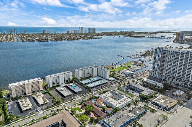 Building Photo - 301 Lake Shore Dr