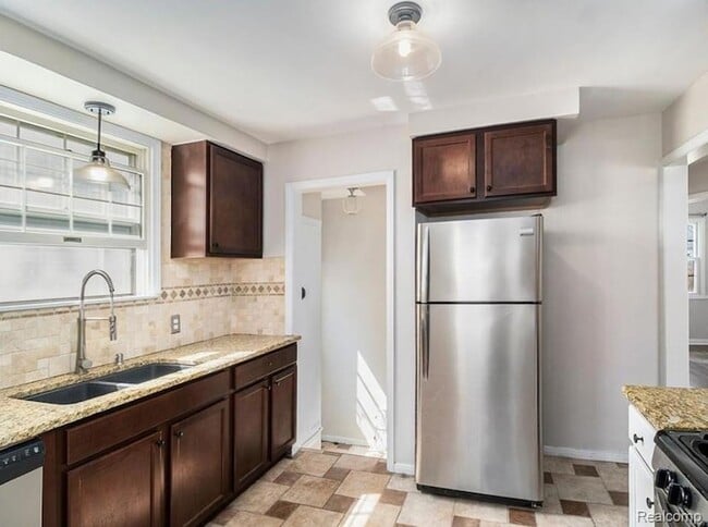 Building Photo - 633 N Dorchester Ave