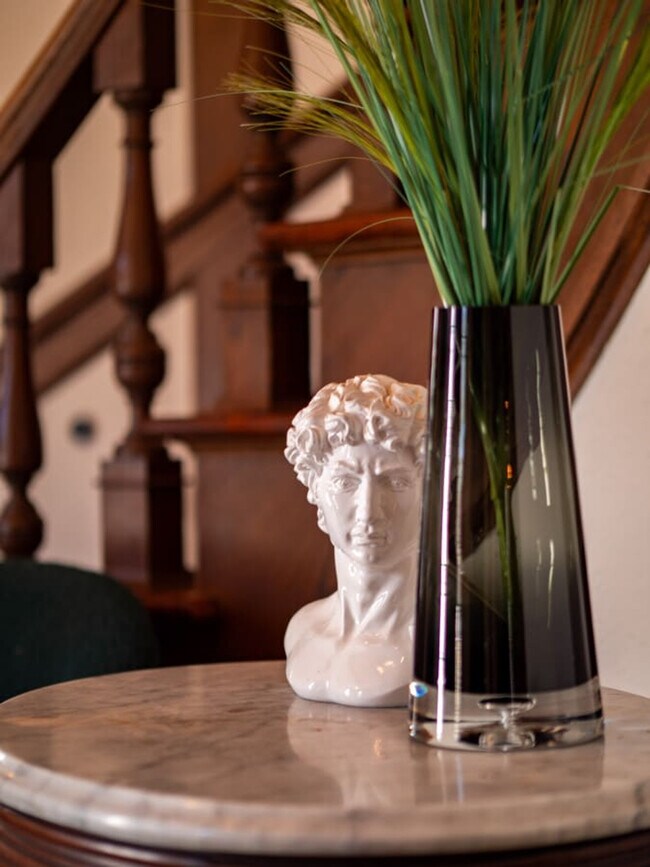 Building Photo - 1811 Breezewood Dr