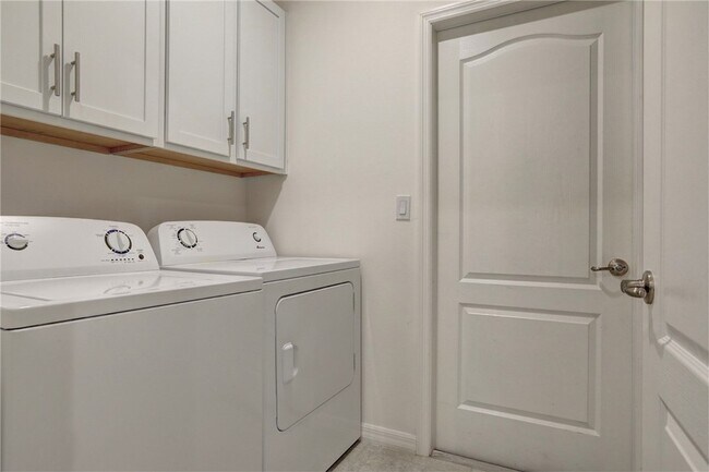 Building Photo - 406 Easy St