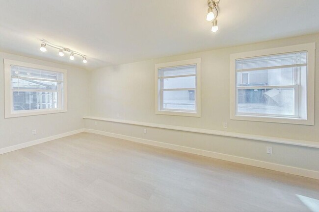 Building Photo - Brand new one bedroom with AC in great loc...