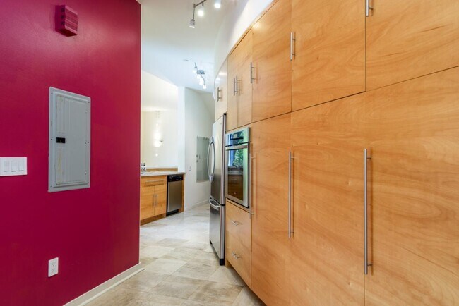 Building Photo - 3527 Oak Knoll Dr