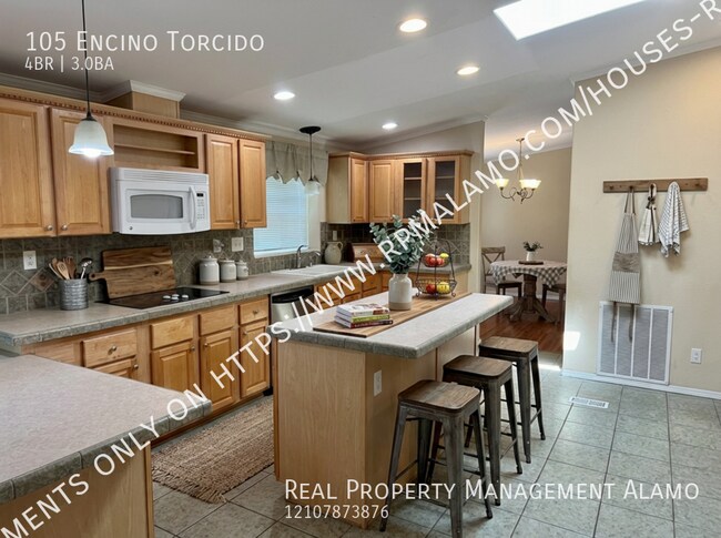 Building Photo - 105 Encino Torcido