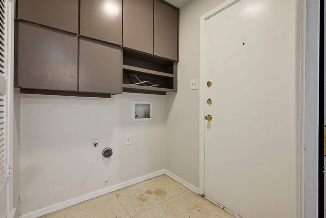 Building Photo - 4913 Westlake Dr