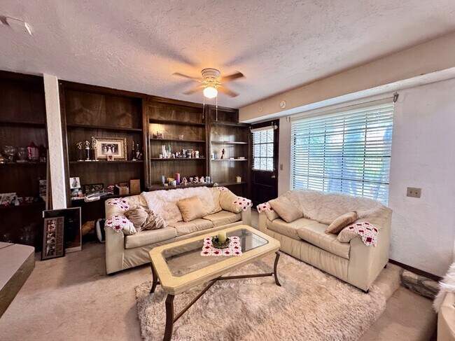 Building Photo - 2825 Tealwood Dr