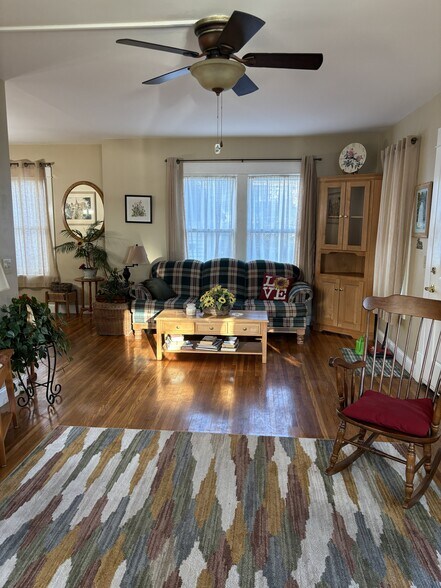 living rm - 4124 Seneca St