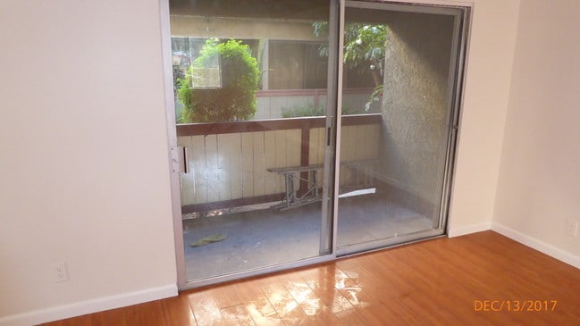 Front Patio - 20214 Cohasset St