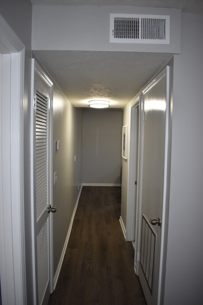 Upstairs hallway to bathroom/kitchen - 610 River Rouge Dr, Unit A