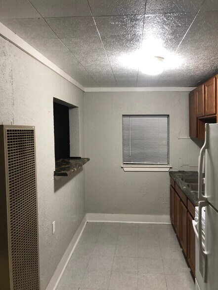 Galley Kitchen - 401 Chautauqua Ave