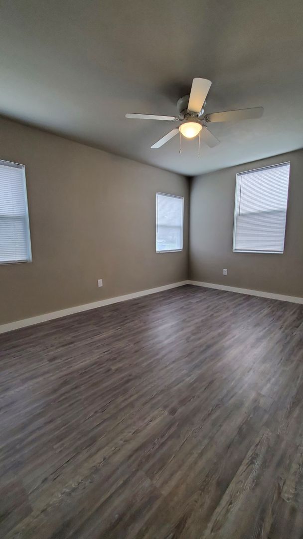 Building Photo - (2) Bed/(1) Bath Available NOW! Updated!