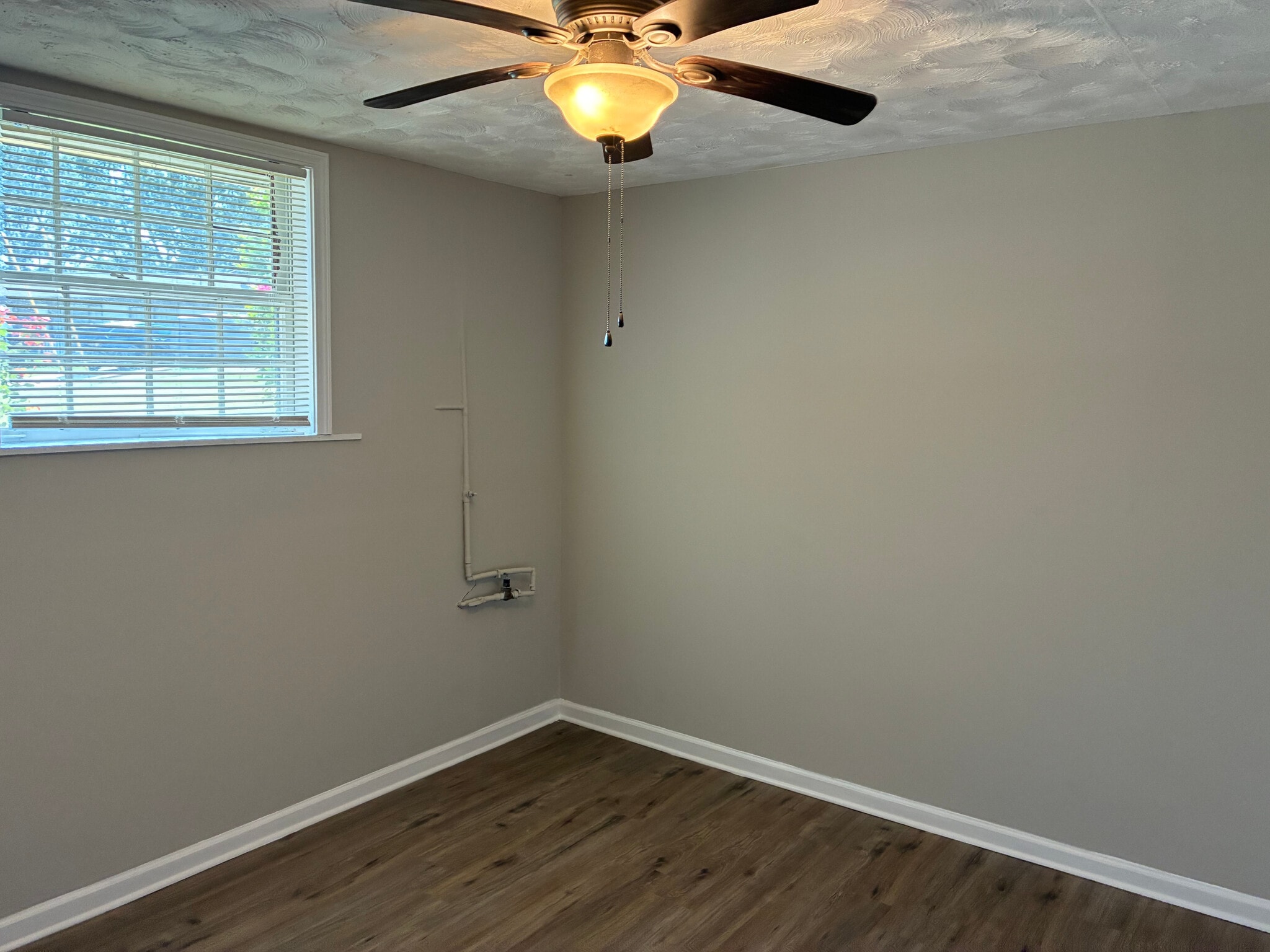 Building Photo - Room in House on Reba Rd