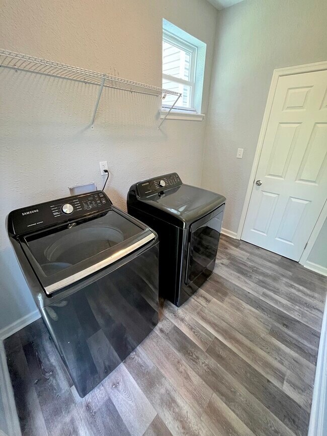 Building Photo - COME MEET YOUR NEW HOME! BRAND NEW & UPDATED!