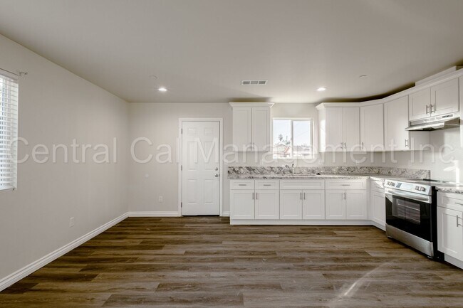 Building Photo - 541 Walker St