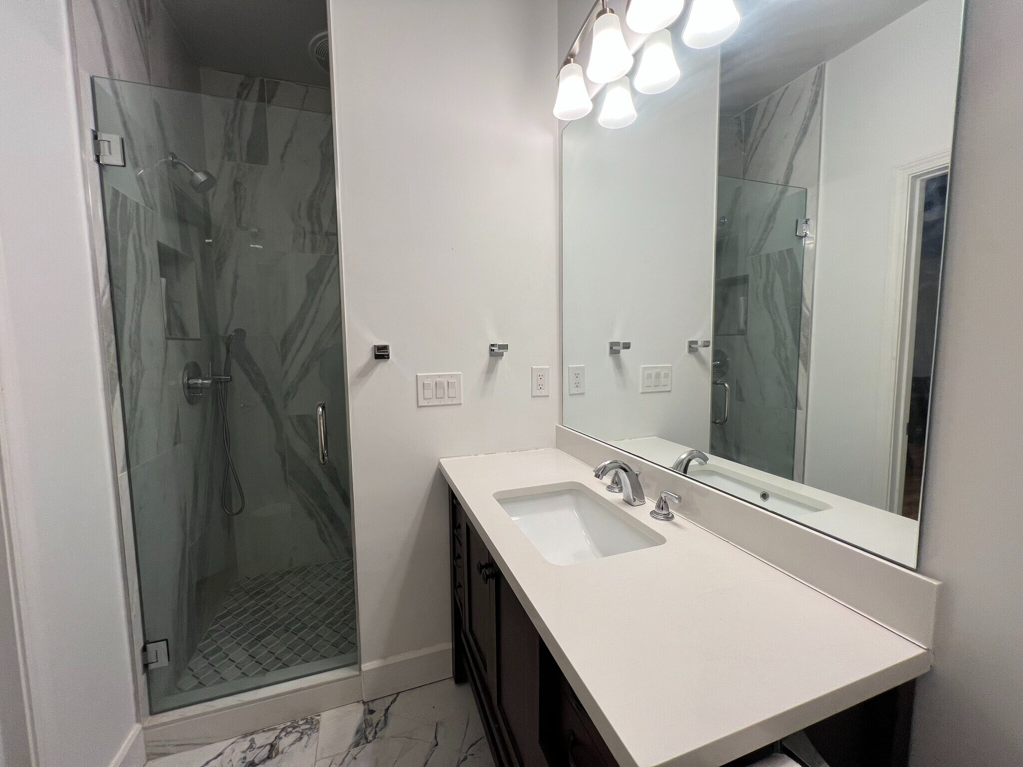 Building Photo - Room in House on Holland Ct