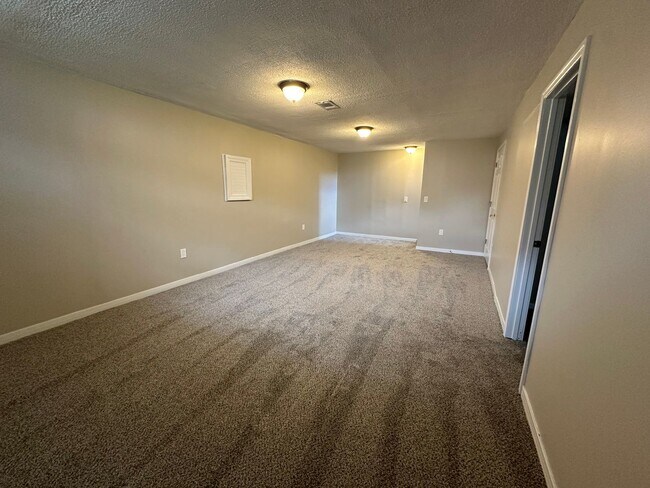 Building Photo - Spacious, Recently Updated J-Town 4BR / 1.5 BA Home for Rent!