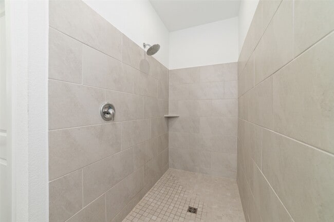 Building Photo - 830 Heaven Dr