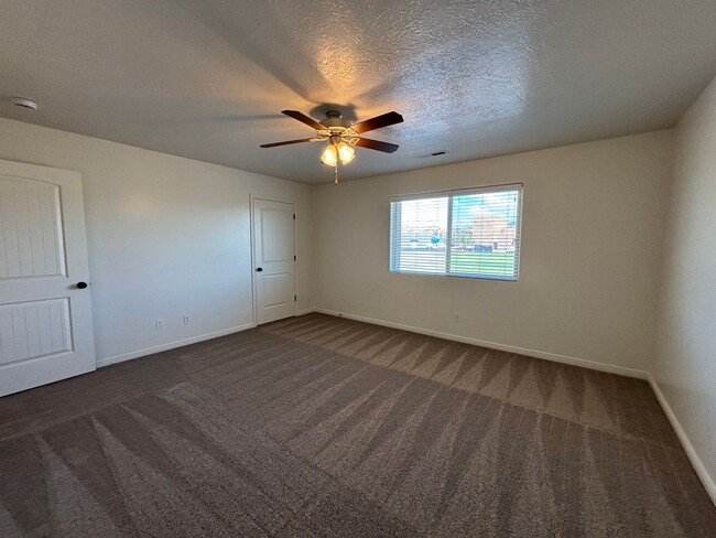 Building Photo - SPACIOUS TOWNHOME AVAILABLE FOR RENT