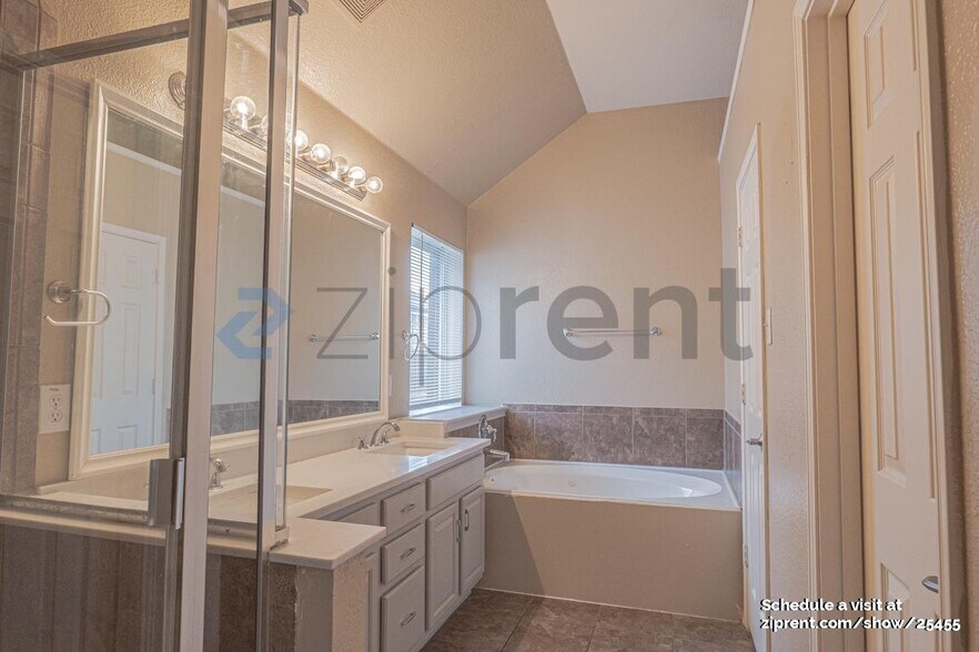 Building Photo - 11853 Del Rio Dr
