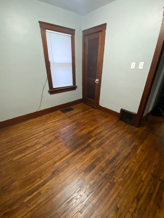 Building Photo - 2 Bedroom, 1 Bath Home Single Stall Attach...